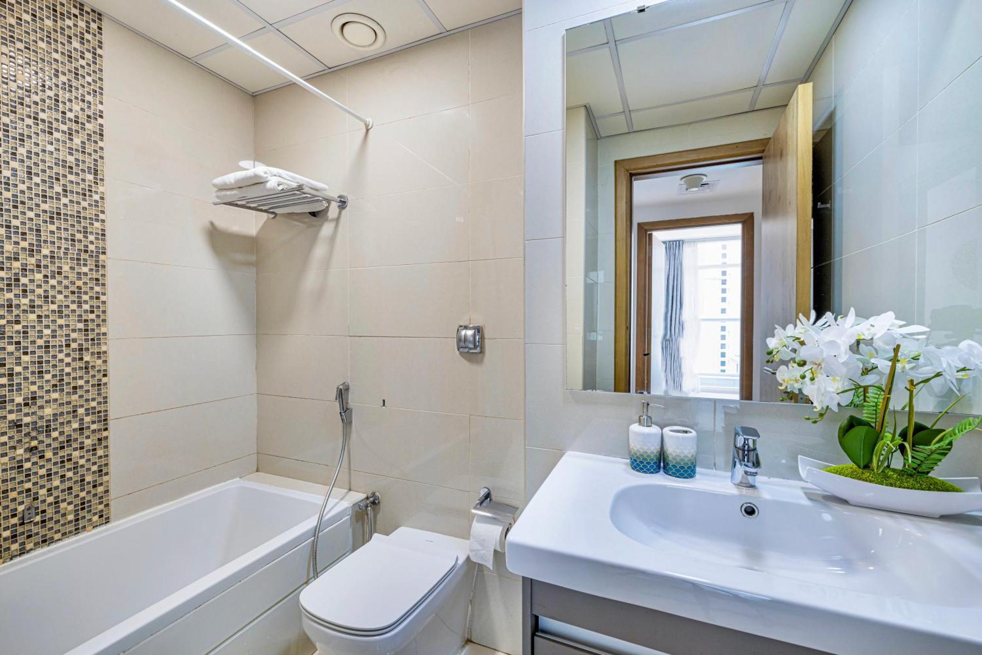 5 Star Serviced Apartment With Beach Access In The Heart Of Dubai Marina Free Welcome Gift Box Upon Arrival Exteriör bild